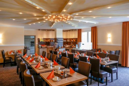 ein Restaurant mit Tischen und Stühlen und eine Bar in der Unterkunft Hotel Sonnengarten in Sommerhausen