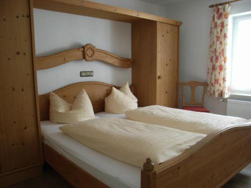 Een bed of bedden in een kamer bij Gästehaus Auerstüble