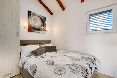 - une chambre avec un lit et une fenêtre dans l'établissement Holiday home - Villa Juli, à Šibenik