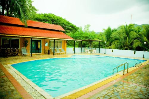 Bazén v ubytování Huaykhakhaeng Country Home Resort nebo v jeho okolí