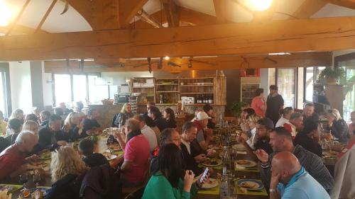 grupa ludzi siedzących przy stolikach w restauracji w obiekcie San Larenzu w mieście Aullène