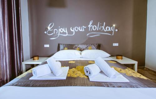 Ένα ή περισσότερα κρεβάτια σε δωμάτιο στο Gregory Comfort Hotel