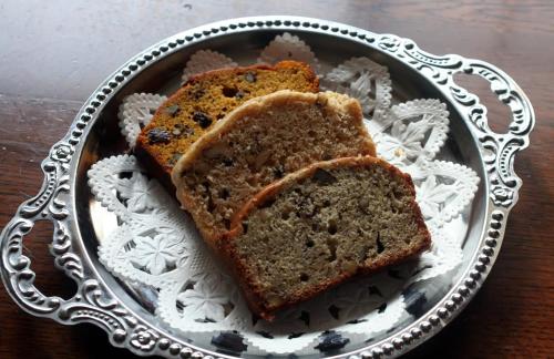 a plate with two slices of bread on a table at Julian's English Homestay and Pension in Fujimi