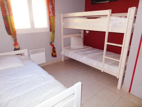 Katil dua tingkat atau katil-katil dua tingkat dalam bilik di Villa Les hauts de Benista