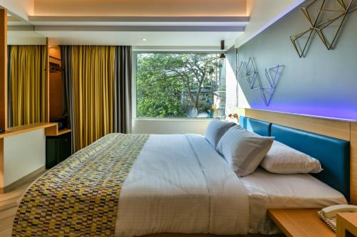 Giường trong phòng chung tại Indie Stays