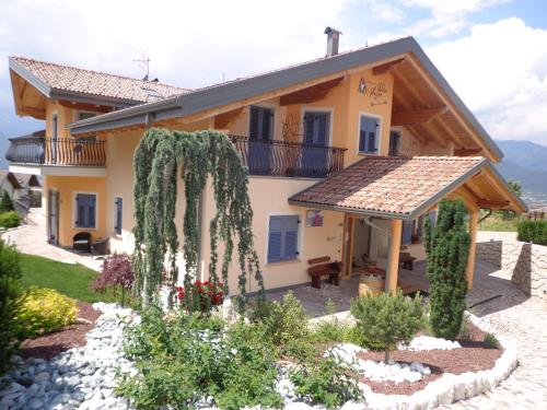 a house with a garden in front of it at Affittacamere Dolce Sogno in Coredo