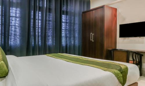 Una cama o camas en una habitación de Treebo Casino
