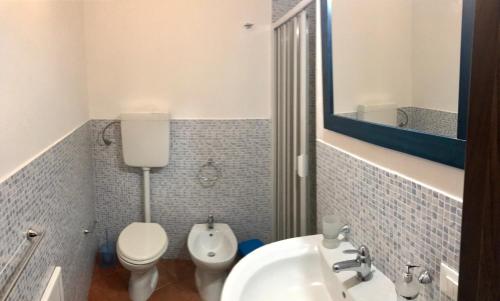サン・ヴィート・ロ・カーポにあるLa Terrazza Di San Vitoのバスルーム(洗面台、トイレ、鏡付)