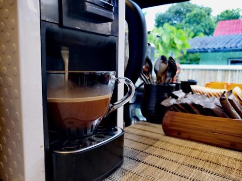 Una taza de café está en un microondas en Arun Dara Villa, en Chiang Mai