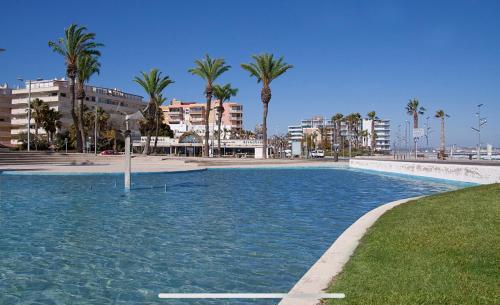 Super Apartamento en playa de la Pineda tesisinde veya buraya yakın yüzme havuzu