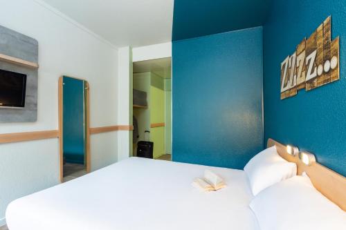 Postel nebo postele na pokoji v ubytování ibis budget Paris Porte de Pantin
