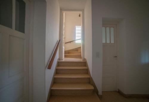 un corridoio con scale che portano a una porta di La Marea B&B a Tigre