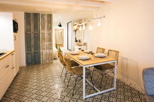 a kitchen and dining room with a table and chairs at Graffiti Suites Málaga in Málaga