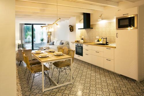 a kitchen and dining room with a table and chairs at Graffiti Suites Málaga in Málaga