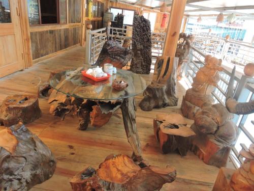 a table in the middle of a room with logs at Nhà nghỉ Phú Lý in Mù Cang Chải