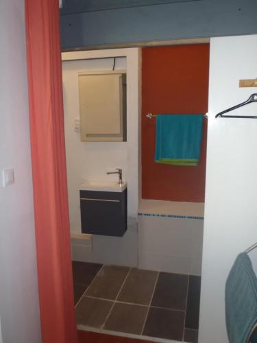 La salle de bains est pourvue d'un lavabo et d'une serviette bleue. dans l'établissement SEA and BOAT, à Le Portel