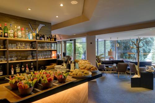 a restaurant with a counter with food and drinks at Le Côté Vert in Waterloo