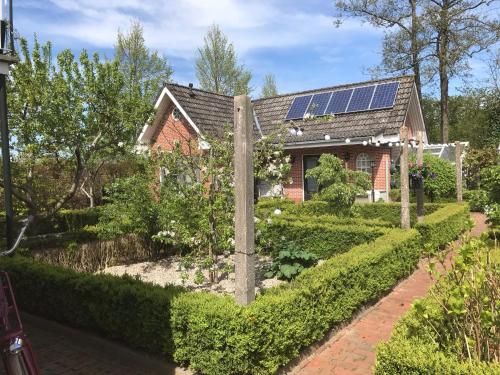 a house with solar panels on the roof at De Strandkorf in Roodeschool