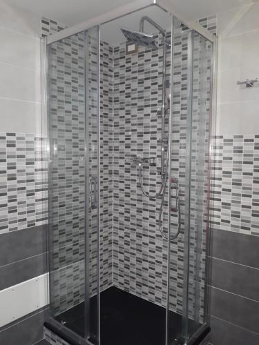 a shower with a glass enclosure in a bathroom at B&B Casa Taty in Dolo