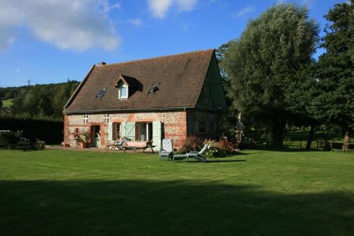 une petite maison en brique avec une pelouse dans l'établissement Gite La Bouverie, à Saint-Aubin-le-Cauf