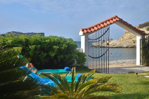 um playground com um balanço em um quintal ao lado da água em Golden Shell em Lygaria