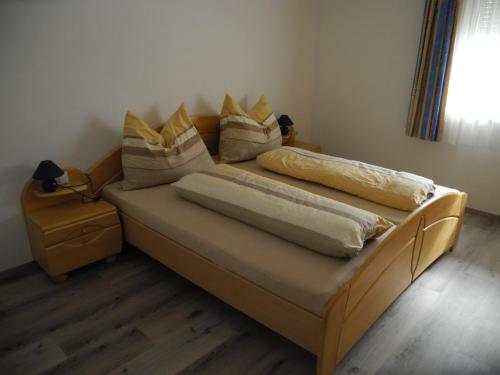 ein Schlafzimmer mit 2 Betten mit Kissen darauf in der Unterkunft Ferienwohnung Fill in Bad Häring