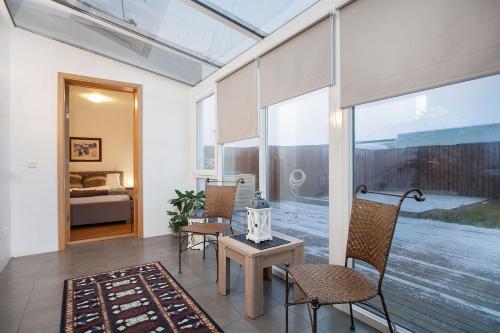 Un lugar para sentarse en Cozy 3 bedroom house near the Blue lagoon