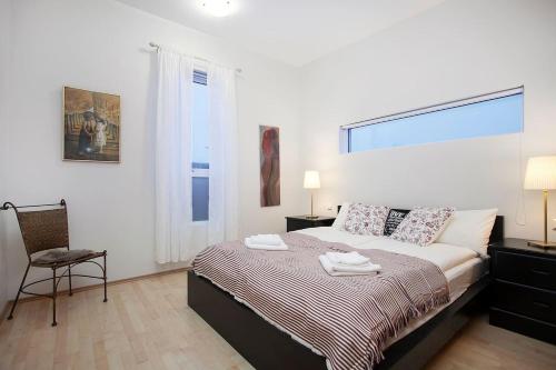 Una cama o camas en una habitación de Cozy 3 bedroom house near the Blue lagoon