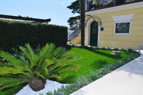 Κήπος έξω από το Luxury Apartment Mare