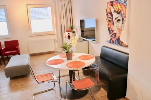 a living room with a table and a couch at Ferienwohnung Seestern in Steinhude, ruhig gelegen , 2 Schlafzimmer, 2 Bäder, Freies WLAN in Wunstorf