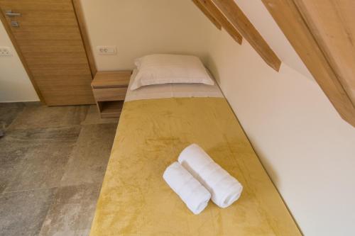 Tempat tidur dalam kamar di JR Luxury Guesthouse2