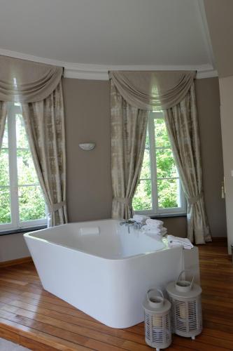 Una cama o camas en una habitación de Chateau D'aubry