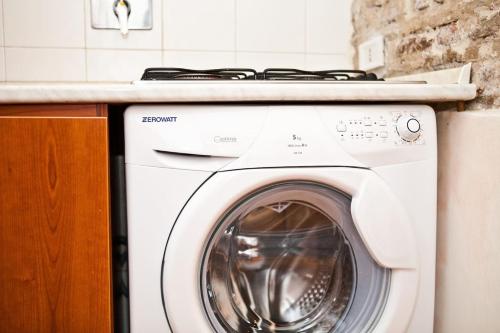 een witte wasmachine in een keuken bij The heart of Trastevere in Rome