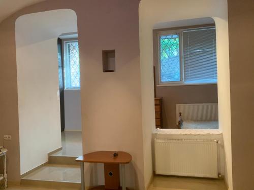 pusty korytarz z oknem i stołem w obiekcie House w mieście Tbilisi City