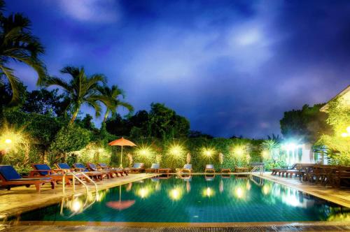 Bazén v ubytovaní Chiangmai Gate Hotel alebo v jeho blízkosti