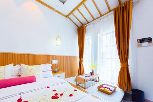 a bedroom with a large bed and a window at Tongli Slowlife River View Inn in Suzhou