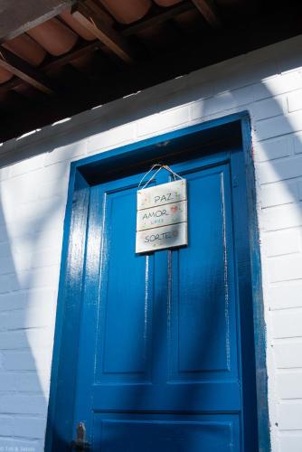 a blue door with a sign on top of it at Suíte privada no meio da natureza serrana. in Teresópolis
