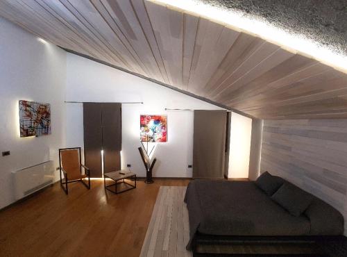 un soggiorno con divano e soffitto in legno di Pepe In Grani a Caiazzo