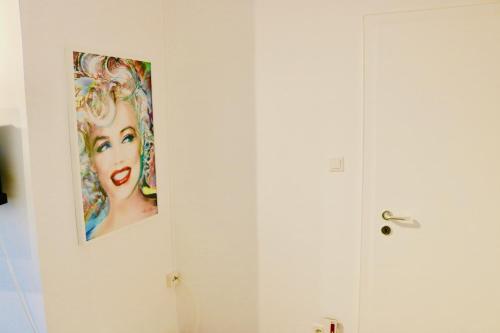 a painting of a woman on a wall next to a door at Ferienwohnung Seestern in Steinhude, ruhig gelegen , 2 Schlafzimmer, 2 Bäder, Freies WLAN in Wunstorf