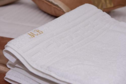 a pile of white towels sitting on a table at Marina Bay Beach Mamaia Nord in Mamaia Sat/Năvodari