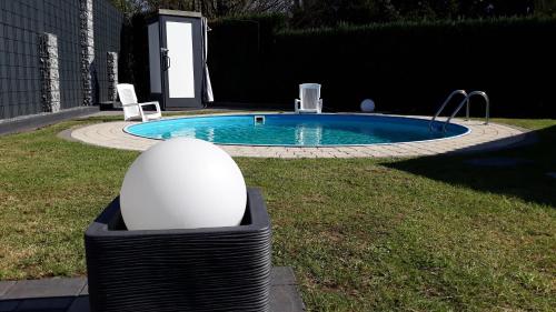 Kolam renang di atau dekat dengan FeWo Meyer mit privatem Pool & Gartensauna