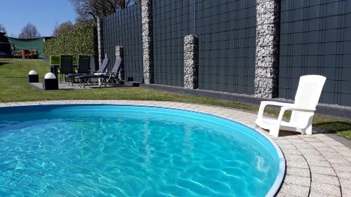 Kolam renang di atau dekat dengan FeWo Meyer mit privatem Pool & Gartensauna
