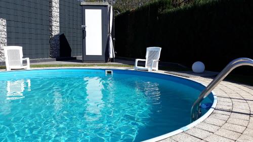Kolam renang di atau dekat dengan FeWo Meyer mit privatem Pool & Gartensauna