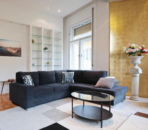 Luxury gold plated suite in calm central location