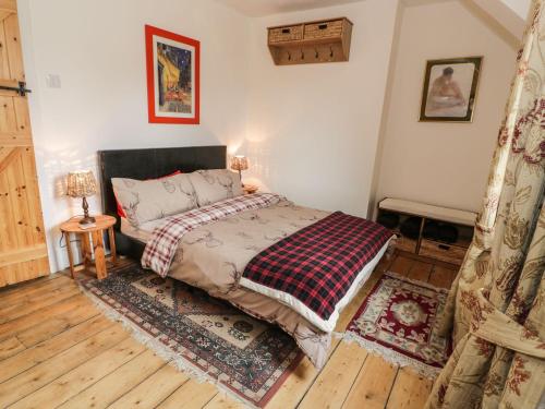 ロッホギルヘッドにあるCrinan Canal Cottage No8のベッドルーム1室(ベッド1台、プライド毛布付)