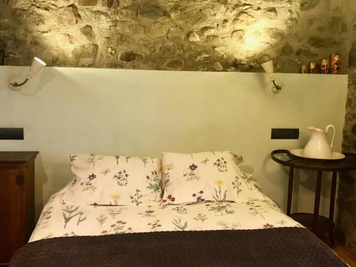 a bed with two pillows on it in a bedroom at Casa Mingot SXVI Anciles Benasque in Anciles