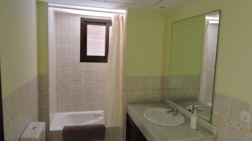 W łazience znajduje się umywalka, wanna i lustro. w obiekcie Hl 030 · HL030 luxurious villa, HDA golf resort w mieście Fuente Alamo