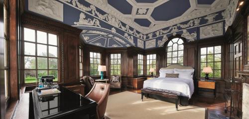 Un pat sau paturi într-o cameră la Monkey Island Estate - Small Luxury Hotels of the World