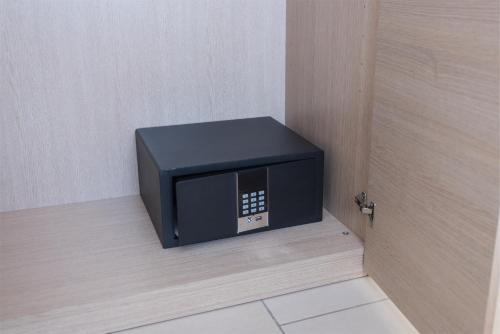 a microwave oven sitting in the corner of a door at Residenza Picalof in Nago-Torbole