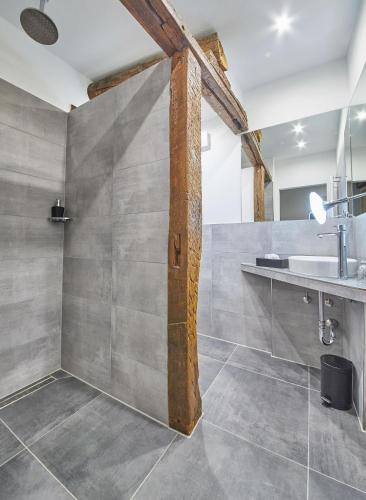 a bathroom with a sink and a mirror at Hotel Reiler Hof in Reil